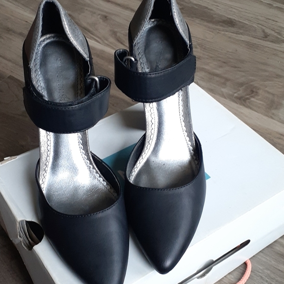 Shoes - Picture 4 of 4